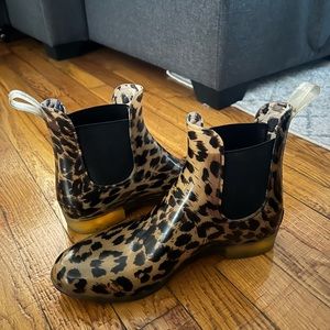Slightly worn womens size 8 JCrew cheetah print Chelsea ankle rain boot